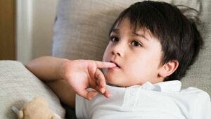 শিশু দাঁত দিয়ে নখ কাটে?